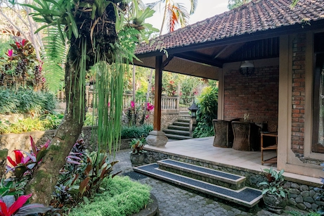 picture of bungalow with garden view